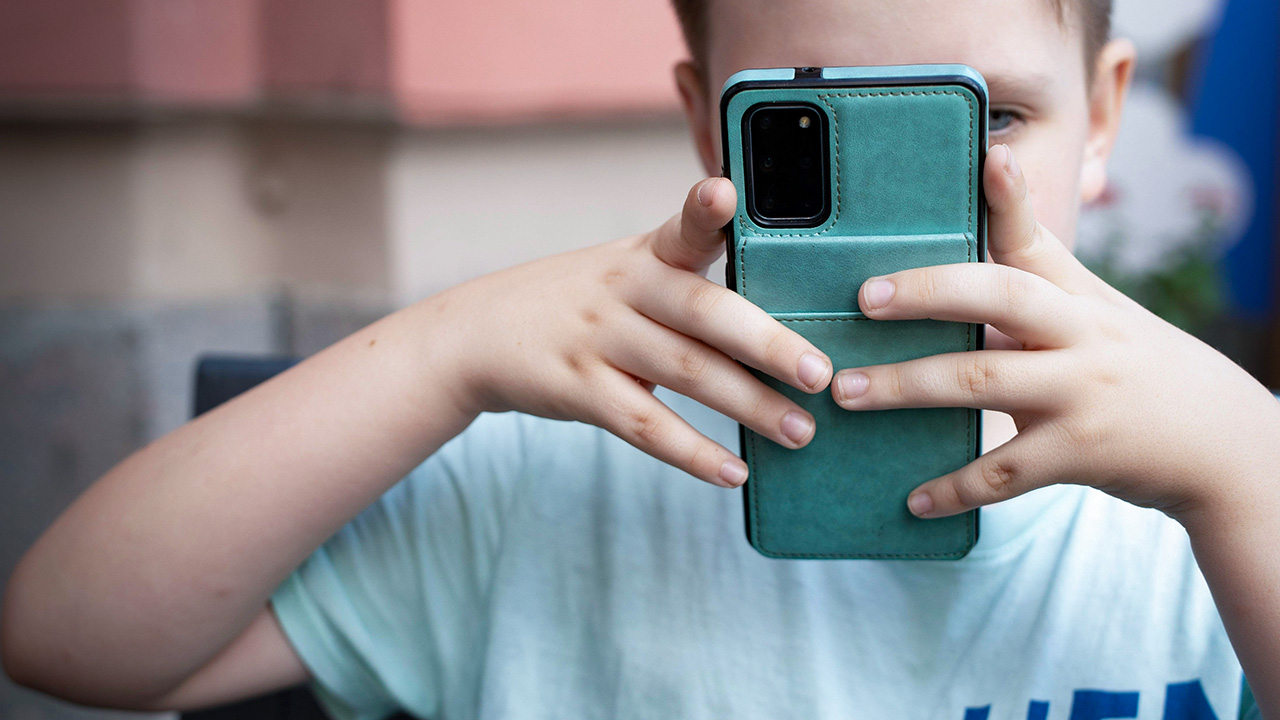 Australia plans a minimum age limit for social media use